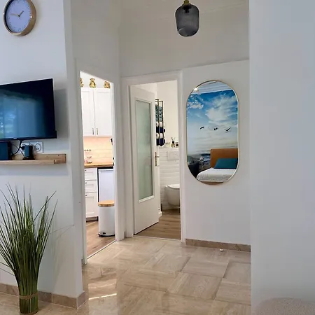 Baie Des Anges A Deux Pas De La