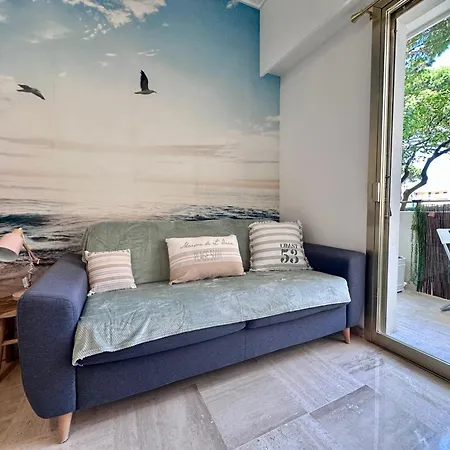 Baie Des Anges A Deux Pas De La